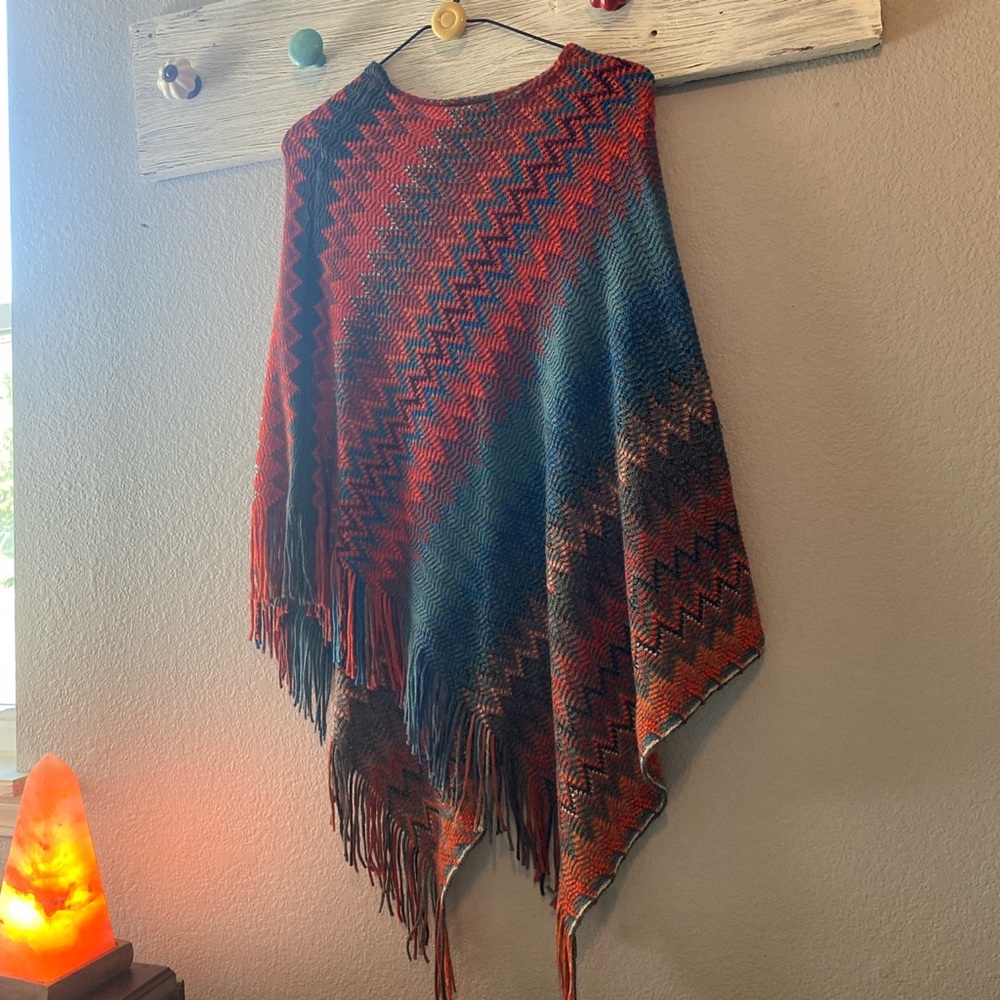 Woman’s sweater type thingy. Tag cut out